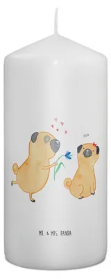 Produktbild von Mr. & Mrs. Panda Kerze Mops Verliebt 15 x 7 cm - Weiß - Geschenk, Sprüche, Knuffig, Hund, Liebe, Stumpenkerze, Wachskerze, Bedruckte, Partner, Erinnerungskerze