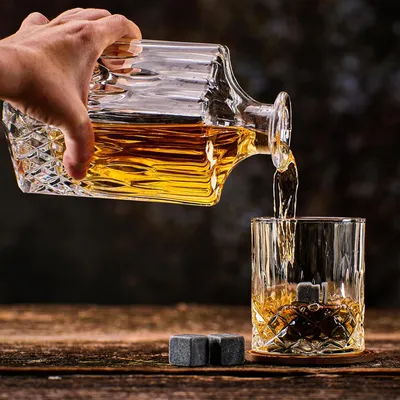 Produktbild von Luxus Whiskey Set - Inkl. 2 Whiskeygläser x 310ML 4 Whiskeysteine 2 Untersetzer Samt Aufbewahrungstasche Aufbewahrungsbox - Whisky Geschenkbox - Glas - Wiederverwendbare Eiswürfel