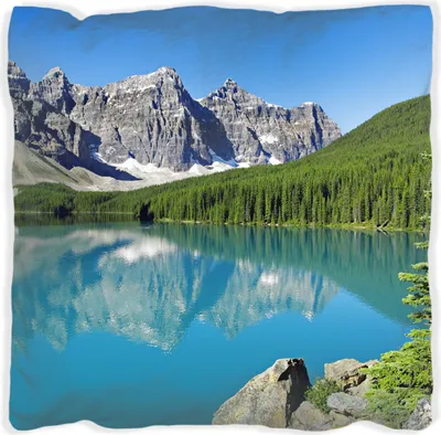 Produktbild von Wallario Premium Kissen, weiche Oberfläche, mit Motiv Tiefblauer See mit Bergpanorama und Wäldern  Kanada, Größe: 40 x 40 cm, mit weißer Rückseite