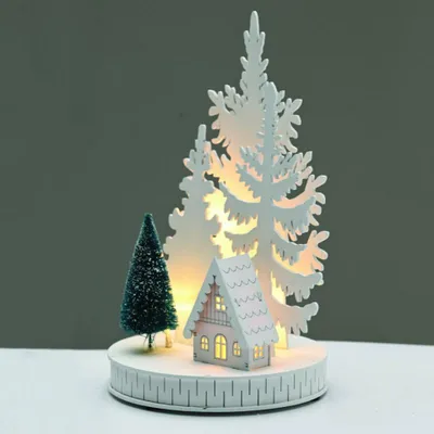 Immagine prodotto di ACA Casetta natalizia in legno illuminata con alberi, 5 LED bianco caldo, alimentata a batterie (2xAA), 14,8x14,8x25 cm, IP20, X0551130