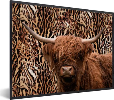 Produktbild von MuchoWow® Gerahmtes Poster Schottischer Highlander - Pantherdruck - Tiere 80x60 cm - Poster mit Schwarzem Bilderrahmen Wandposter Rahmen Foto Bilder - Schwarzem - Mit Gestell