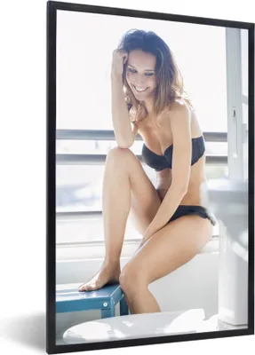 Produktbild von MuchoWow® Gerahmtes Poster Junge Frau in Dessous in einem Badezimmer 40x60 cm - Poster mit Schwarzem Bilderrahmen Wandposter Rahmen Foto Bilder - Papierdruck - Wandbilder