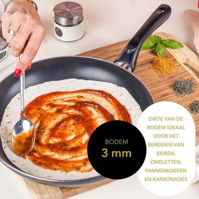 Immagine prodotto di Padella a induzione da 24 cm in alluminio nero con rivestimento antiaderente