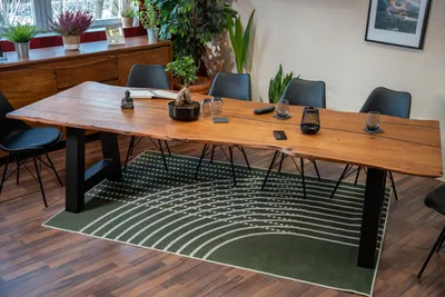 Produktbild von Refurbished Möbelretoure Baumkantentisch Akazie nussbaum mit schwarzen Resin-Adern 240 x 100 cm A-Gestell schwarz POLLY