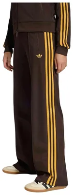 Produktbild von Jogginghose Adidas Classic Track Pants "Aurora Coffee / Preloved Yellow" für Damen