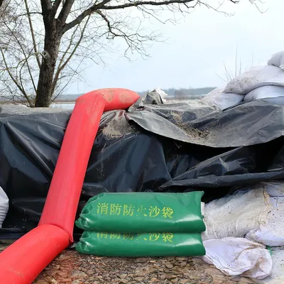 Produktbild von 2 leere Sandsäcke aus grünem Silikon-Canvas zum Hochwasserschutz und zur Brandbekämpfung