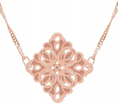 Imagen del producto de Collar chapado en oro con un colgante de diseño calado, fabricado en plata de ley 925