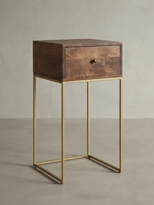 Frontansicht des Nachttisches aus Mango Massivholz auf weißem Hintergrund. Das schlanke, 75,5 cm hohe Design mit goldfarbenem Metallgestell wird deutlich sichtbar._#sku_BARWL6.478#