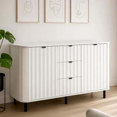 Obrázek produktu pro Belmy Komoda bílá 137 cm VELANO – moderní Sideboard 2 dveře 3 zásuvky drážkovaná čela