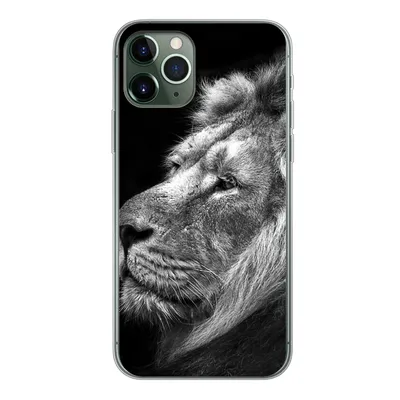 Produktbild von MuchoWow® Handyhülle Schutzhülle Hülle für iPhone 11 Pro Löwe vor schwarzem Hintergrund in schwarz und weiß Silikon Softcase Handy Hülle - Handy