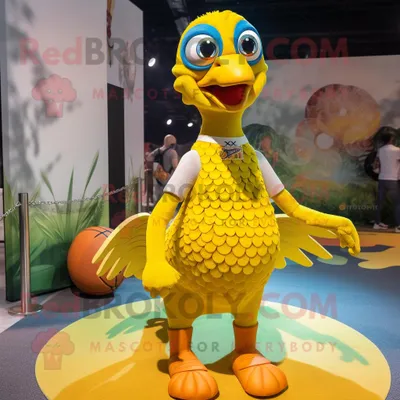 Produktbild von Gelber REDBROKOLY Pfau als Maskottchen kostüm bekleidet mit einem Tanktop und Fußkettchen