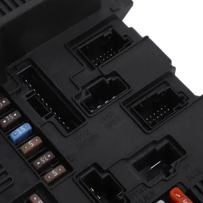 Immagine prodotto di Scatola fusibili motore 8200306033 Protezione circuito Unità scatola fusibili sicura per Megane Scenic dal 2002 al 2006
