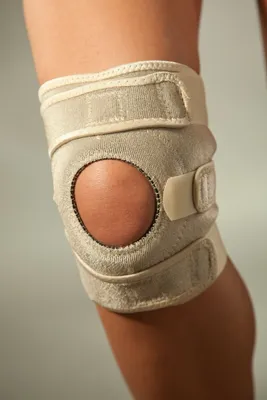 Produktbild von LOREY - Neopren Kniebandage mit integriertem Silikonring und Patellaaussparung