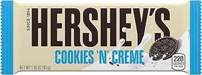 Produktbild von Hershey’s Cookies ’N’ Creme – 36er Box (36 x 43 g) | Weiße Schokolade mit knusprigen Keksstückchen |Original US-Import + Heartforcards Versandschutz