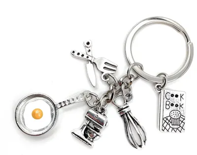Obrázek produktu pro Onwomania pánev na smažená vejce příbor kuchařka mixér kovový přívěsek na klíče, talisman v hliníkové dárkové krabičce, ideální jako dárek
