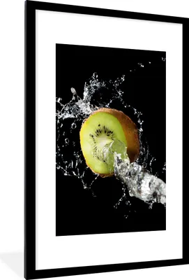 Produktbild von MuchoWow® Gerahmtes Poster Kiwi - Obst - Stillleben - Wasser - Schwarz 60x90 cm - Poster mit Schwarzem Bilderrahmen Wandposter Rahmen Foto Bilder - Dekoration - Wandposter Wohnzimmer - Hochwertig