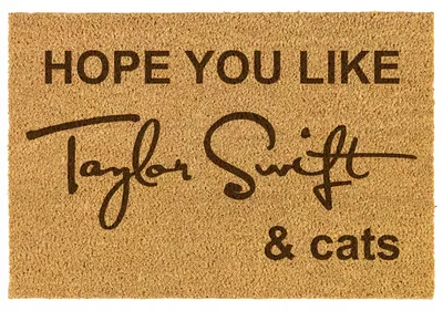 Image de Paillasson Coco « Hope You Like Taylor Swift & Cats » – Tapis Antidérapant Drôle pour Fans de Musique et Chats
