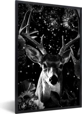 Produktbild von MuchoWow® Gerahmtes Poster Botanische Hirsche mit hellen Kugeln vor schwarzem Hintergrund - schwarz und weiß 60x90 cm - Poster mit Schwarzem Bilderrahmen Wandposter Rahmen Foto Bilder - Kunst