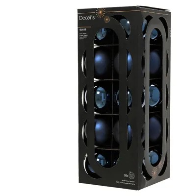 Eine schwarze Kartonverpackung mit Sichtfenstern, gefüllt mit zwanzig dunkelblauen Christbaumkugeln aus Glas in matten und glänzenden Varianten