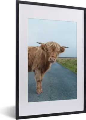 Produktbild von MuchoWow® Gerahmtes Poster Scottish Highlander - Straße - Gras 40x60 cm - Poster mit Schwarzem Bilderrahmen Wandposter Rahmen Foto Bilder - Poster in Rahmen