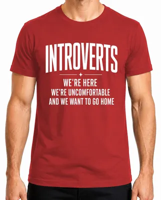 Imagen del producto de Camiseta para hombre, color rojo, talla XL. Diseño: "Introvertidos: Nos sentimos incómodos. Queremos estar solos." (Con un toque de sarcasmo)