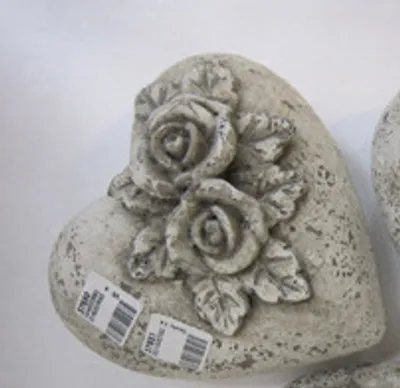 Produktbild von Grabschmuck Herz mit Rosendekor in Zementoptik