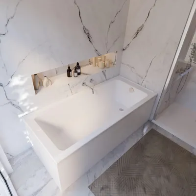 Bild einer modernen, weißen Badewannen in hellem Badezimmer mit einer seitlicheren Ansicht.