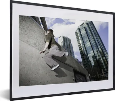 Produktbild von MuchoWow® MuchoWow® Gerahmtes Poster Ein Sportler bei der Ausübung der Sportart Parkour 40x30 cm - Poster mit zchwarzem Bilderrahmen - Bilderrahmen - Poster im Rahmen