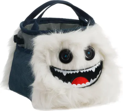 Boulder Bag von 8b+; ein Kletterchalkbeutel in Form eines freundlichen Monsters mit weißen; flauschigen Haaren und großen Augen.