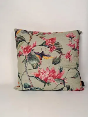 Produktbild von Madison Sierkussen 45x45cm Biene Pink