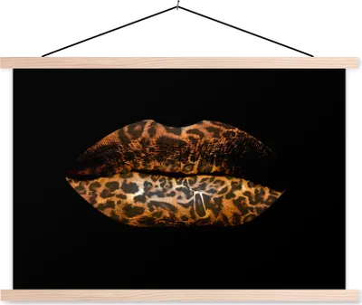 Produktbild von MuchoWow® Textilposter Lippen - Tigerdruck - Schwarz 60x40 cm mit holzfarbenen Rahmen - Bilder