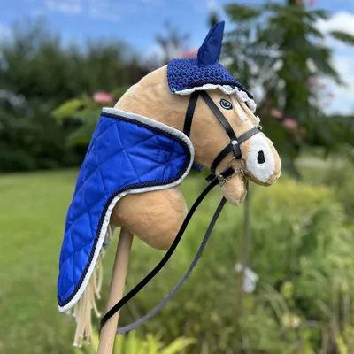 Productafbeelding van Set accessoires in blauw voor een hobbypaard: hoofdstel, longeerlijn, deken en bitje