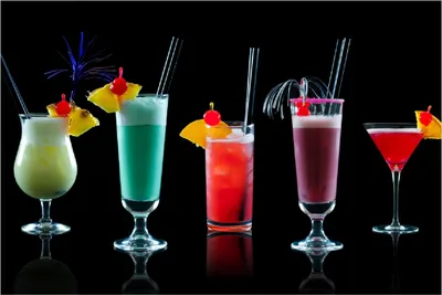 Produktbild von Wallario Poster - Bunte Cocktails vor schwarzem Hintergrund, Kunstdruck Größe: 61 x 91,50 cm