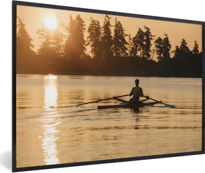 Produktbild von MuchoWow® Gerahmtes Poster Ein Mann rudert bei Sonnenuntergang 90x60 cm - Poster mit Schwarzem Bilderrahmen Wandposter Rahmen Foto Bilder - Fotorahmen - Foto-Plakat