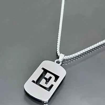 Produktbild von Personalisierbare Halskette mit Buchstabe E - Modernes Schmuckstück KP34028