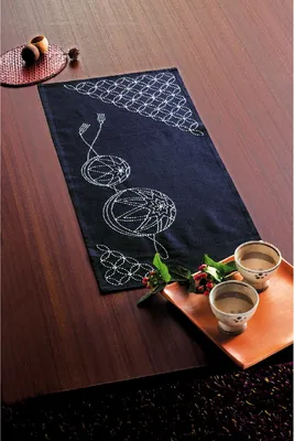 Immagine prodotto di Confezione di ricamo Olympus Sashiko "runner da tavolo", tessuto stampato, 35x75cm, originale dal Giappone