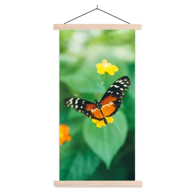 Produktbild von MuchoWow® Textilposter Schmetterling auf Blume 40x80 cm mit holzfarbenen Rahmen - Wohnzimmer