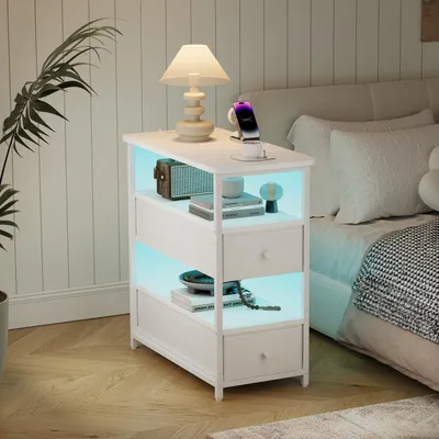 Zdjęcie produktu dla Biała szafka nocna z 4 półkami, wielokolorowym oświetleniem LED, gniazdkami UE, USB i typu C oraz 2 szufladami z tkaniny.