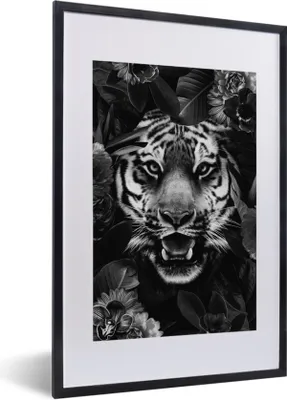 Produktbild von MuchoWow® Gerahmtes Poster Tiger zwischen Blättern und Blüten - schwarz und weiß 40x60 cm - Poster mit Schwarzem Bilderrahmen Wandposter Rahmen Foto Bilder - Poster in Rahmen