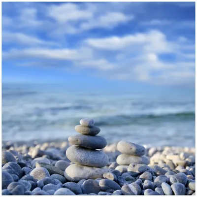 Produktbild von Wallario Premium Glasbild, freischwebende Optik, kräftige Farben, Größe 50 x 50 cm Motiv Steinstapel am Strand