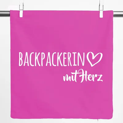 Produktbild von Huuraa Kissenbezug Backpackerin mit Herz 40x40cm Fuchsia Baumwolle Dekokissenbezug Geschenkidee