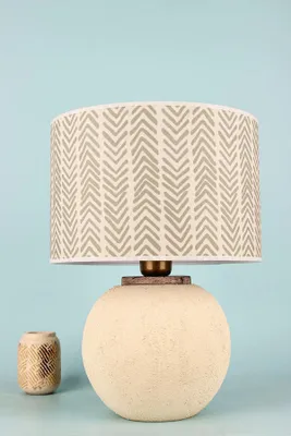 Produktbild von Opviq, Hochwertige Tischlampe, Keramikkörper, Ø30 h:20 cm, Höhe: 42 cm, Kabel: 150 cm, E27 Fassung, Max 40 W, IP20, Weiß, Skandinavisches Design, Ideal für moderne Wohnräume.