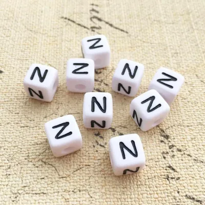 Zdjęcie produktu dla Koraliki z literami, 30 sztuk, 6x6 mm, białe z czarnym, kwadratowe, litera N