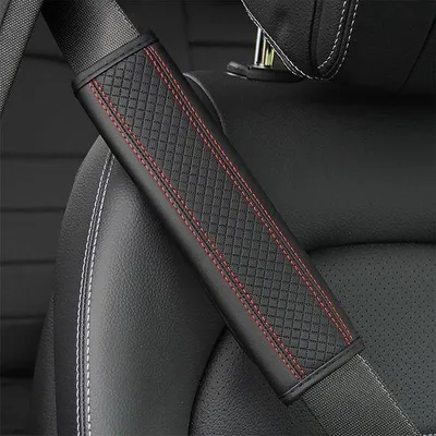 Productafbeelding van Autogordelpads - Gordelhoezen - Comfortabel Rijden - Zachte Schouderbescherming - 2 Stuks - Zwartrood