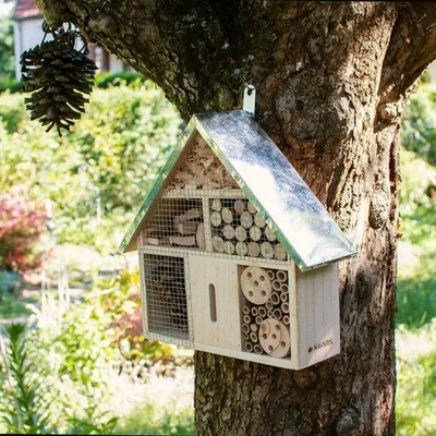 Produktbild von Famanu Insektenhotel aus natürlichen Materialien - Für Bienen, Marienkäfer und Schmetterlinge - Zum Aufhängen