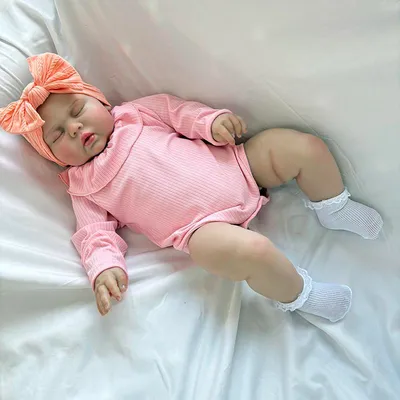 Zdjęcie produktu dla 60 cm, duże ciało z bawełny, zamknięte oczy, rysowane włosy, wstawione rzęsy, różowy body w paski z długimi rękawami + białe skarpetki + pomarańczowo-różowa duża opaska do włosów, realistyczna lalka.
