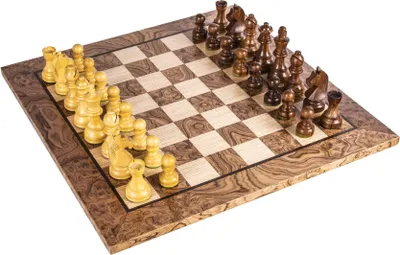 Produktbild von Dekoratives Schachset mit Staunton-Figuren und Walnussbrett 40x40 cm