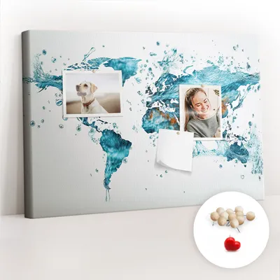 Produktbild von Korkwand mit Stecknadeln – Schwarzes Korkboard für Fotos und Notizen – 60x40 cm – 100 Holz-Stecknadeln – Weltkarte