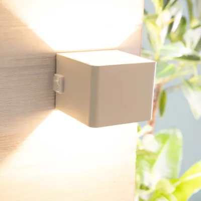 Zdjęcie produktu dla BRILLIANT biała przenośna lampa ścienna LED ISEO na zewnątrz | 300 lm 3000 K | ładowana przez USB | czujnik ruchu