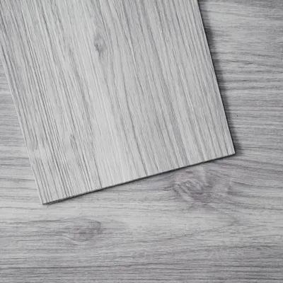 Immagine prodotto di VEVOR Pavimento vinilico autoadesivo, 91,4 x 15,2 cm, 20 pezzi, 0,62 mm di spessore, da attaccare e staccare, venature del legno grigio chiaro, pavimentazione fai da te per cucina, sala da pranzo, camera da letto e bagno